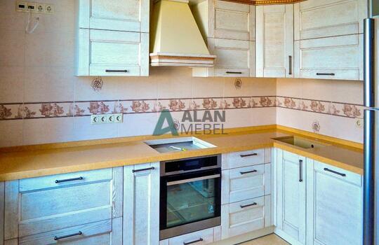 Угловая кухня из массива 