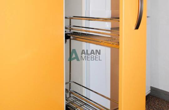 угловая кухня с матовыми фасадами из пластика оранжевого цвета и светлой столешницей на заказ 