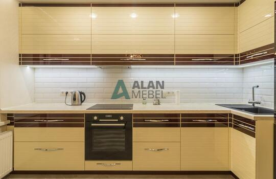 Стильная угловая кухня кухня, фасады МДФ глянцевый со вставками из натурального шпона под лаком 