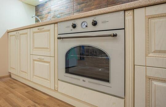 прямая кухня из пленочного МДФ бежевого цвета с рамозными фасадами на заказ в Минске 