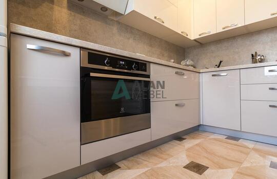 угловая глянцевая акриловая кухня светлого оттенка на заказ 