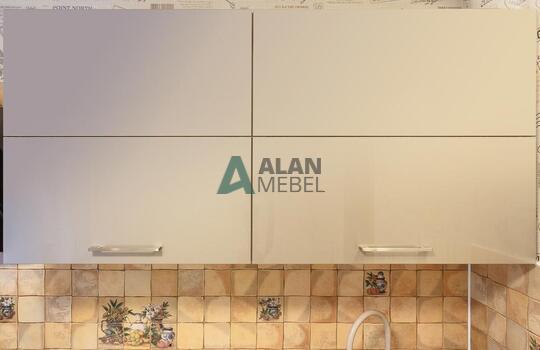 глянцевая акриловая кухня с темным низом и светлым верхом на заказ в квартиру 