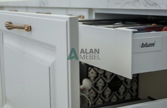 Классическая кухня из массива ясеня 