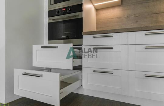 Кухня угловая с фасадами из натурального дерева, под потолок, столешница с еврозапилом 