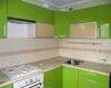 зеленая угловая кухня с пластиковыми фасадами в квартиру 1