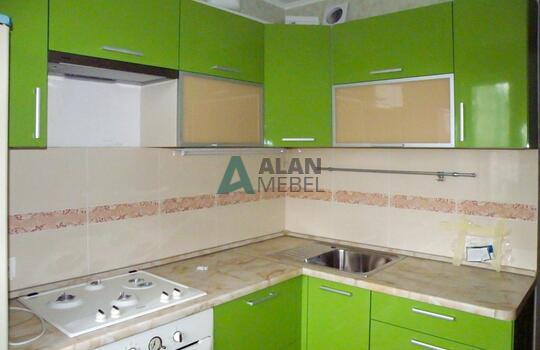 зеленая угловая кухня с пластиковыми фасадами в квартиру 