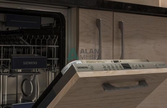 современная п-образная кухня из шпона ясеня бежевого цвета с черной глянцевой столешницей 