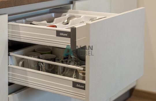 Белая кухня без ручек со встроенной техникой 