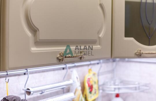 маленькая угловая кухня в классическом стиле в светлых оттенках по индивидуальному размеру 