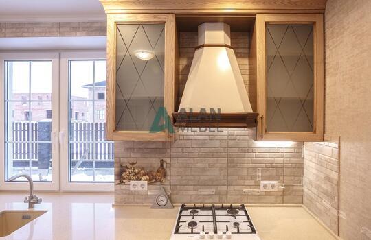 купить угловую кухню с фасадами из массива ясеня бежевого цвета в Минске 