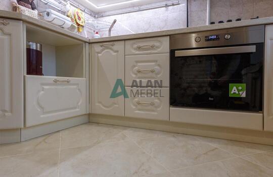 маленькая угловая кухня в классическом стиле в светлых оттенках по индивидуальному размеру 