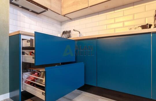 Встроенная кухня под дерево с островом в стиле лофт 