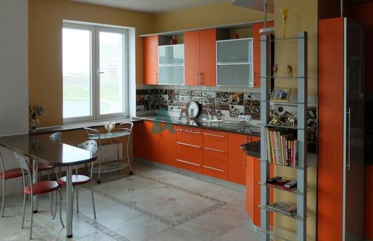большая Г-образная кухня оранжевого цвета с темной столешницей под заказ по индивидуальным размерам 