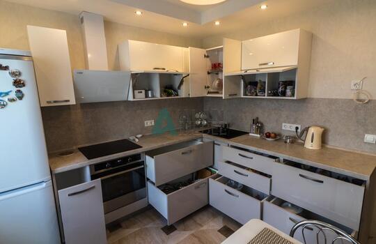 угловая глянцевая акриловая кухня светлого оттенка на заказ 