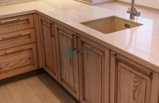 купить угловую кухню с фасадами из массива ясеня бежевого цвета в Минске 