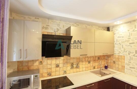 глянцевая акриловая кухня с темным низом и светлым верхом на заказ в квартиру 