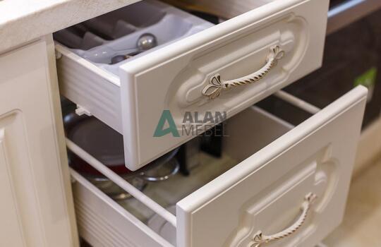 маленькая угловая кухня в классическом стиле в светлых оттенках по индивидуальному размеру 