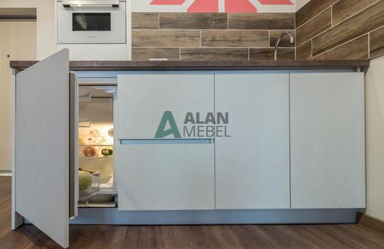 Белая кухня без ручек со встроенной техникой 