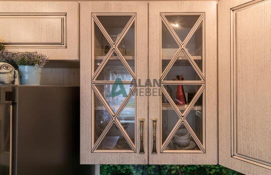 Классическая угловая кухня из дубового шпона 