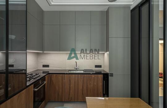 Стильная угловая кухня, фасады МДФ глянцевый со вставками из натурального шпона под лаком 