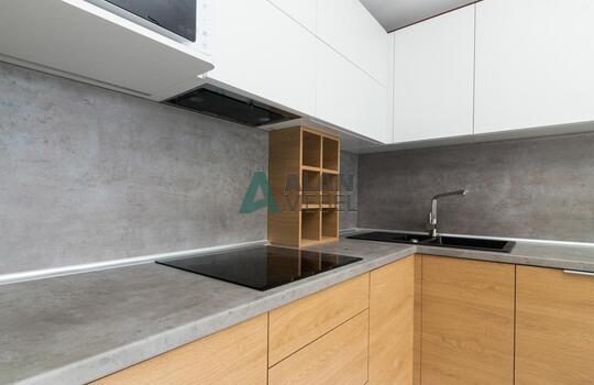 Кухня современная угловая с белым верхом и бежевым низом без ручек по индивидуальному размеру 