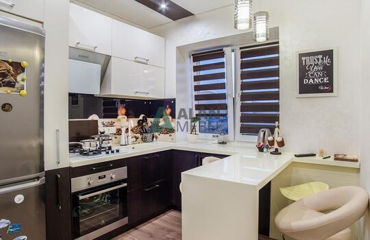 глянцевая угловая кухня с барной стойкой по индивидуальному размеру 