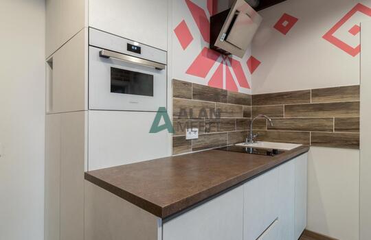 Белая кухня без ручек со встроенной техникой 