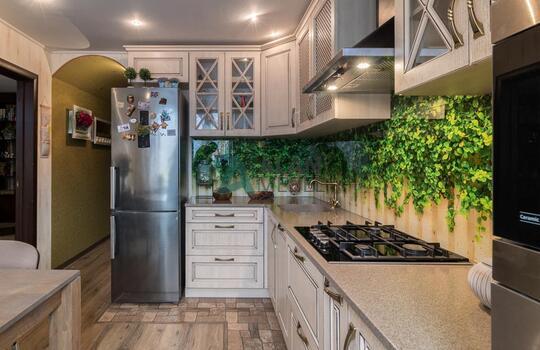 Классическая угловая кухня из дубового шпона 