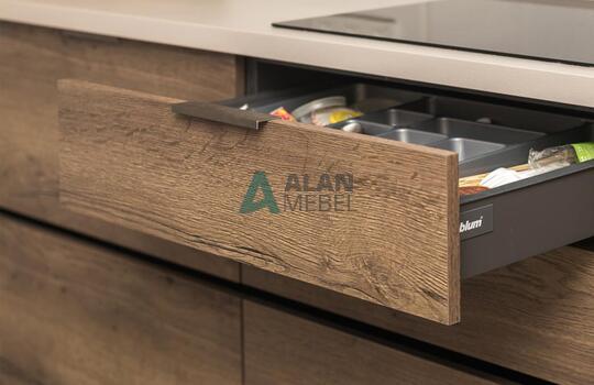 Угловая кухня под дерево без ручек с матовыми фасадами 