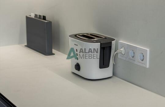 Современная угловая кухня с барной стойкой 