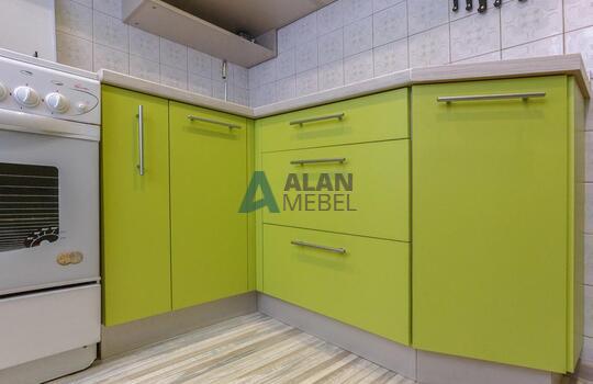 Г-образная кухня желтого цвета со столешницей под светлое дерево по индивидуальному размеру 