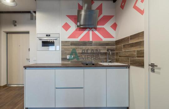 Белая кухня без ручек со встроенной техникой 