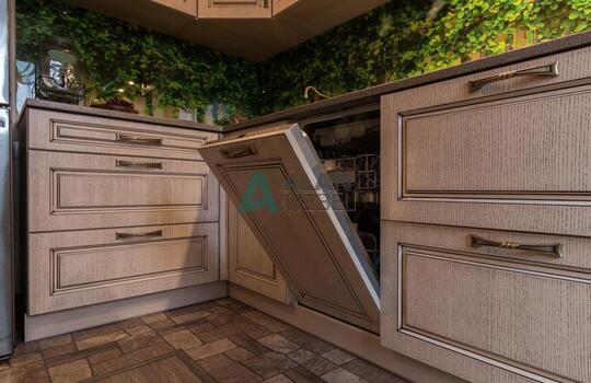 Классическая угловая кухня из дубового шпона 