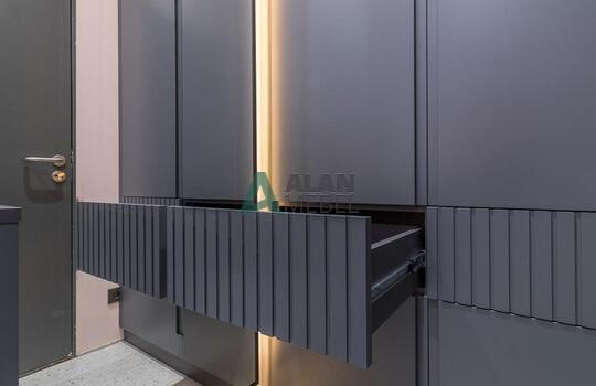 Корпусный шкаф в прихожую