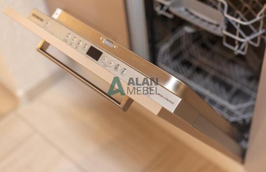 прямая встроенная кухня с глянцевыми фасадами в светлых оттенках 