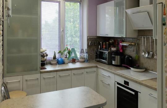 Белая угловая кухня из пластика с ручками на заказ в минске 