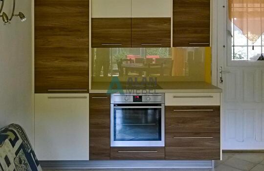 Кухня угловая из древесно стружечной плиты под дерево на дачу под заказ в Минске 