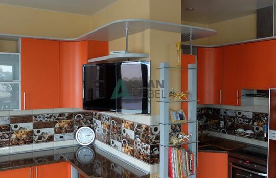 большая Г-образная кухня оранжевого цвета с темной столешницей под заказ по индивидуальным размерам 