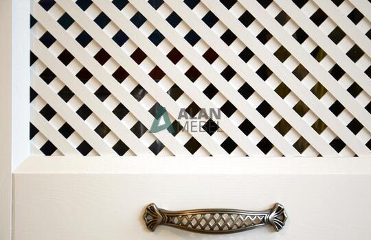 угловая кухня с белыми фасадами из натурального дерева на заказ в Минске 