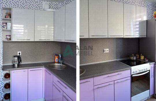 Кухня из пластика с ручками и серой столешницей недорого 