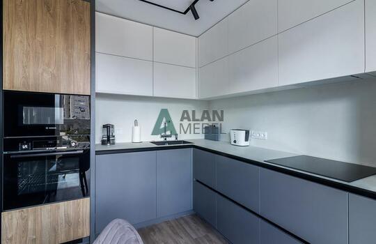 Современная угловая кухня с барной стойкой 