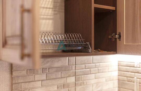 купить угловую кухню с фасадами из массива ясеня бежевого цвета в Минске 