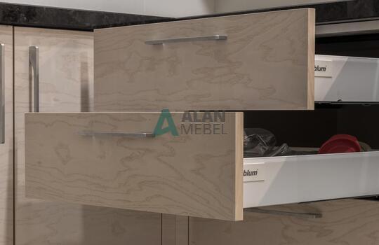 современная п-образная кухня из шпона ясеня бежевого цвета с черной глянцевой столешницей 