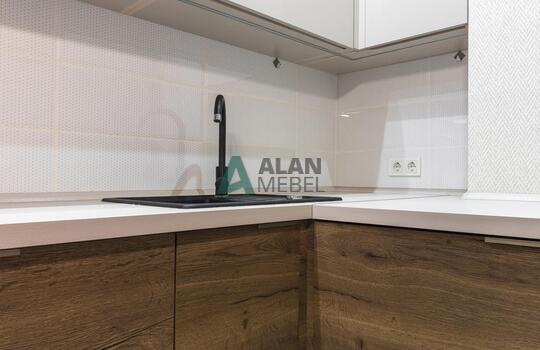 Угловая кухня под дерево без ручек с матовыми фасадами 