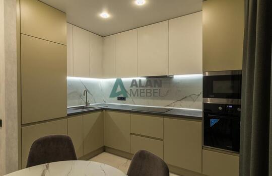 Угловая кухня без ручек со встроенной техникой 
