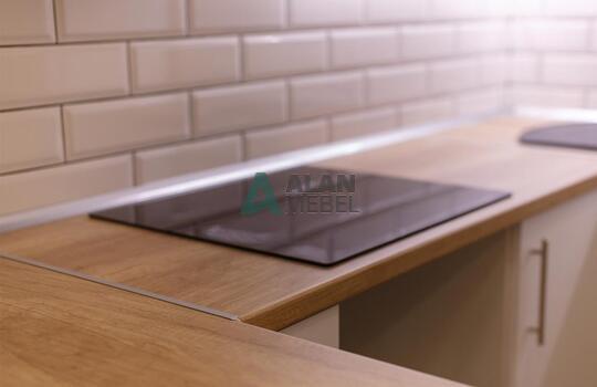 Акриловая кухня бежевого цвета с деревянной столешницей и барной стойкой на заказ 