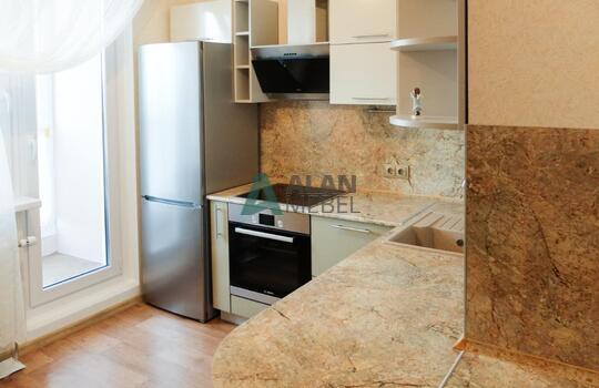 встроенная глянцева Г-образная кухня с белым верхом и серым низом по индивидуальному размеру 