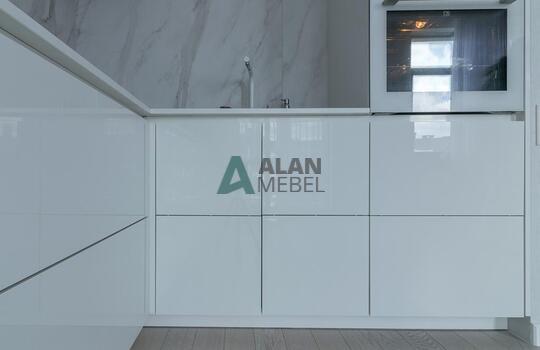 Угловая кухня без ручек из глянцевого акрила Senosan 