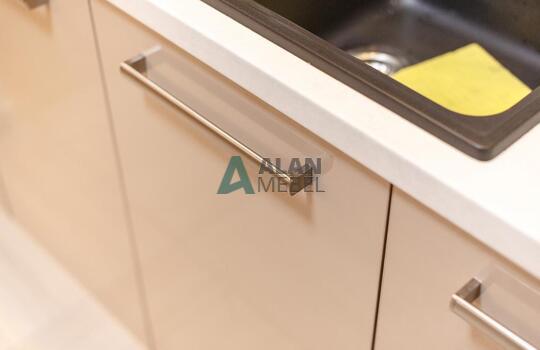 прямая встроенная кухня с глянцевыми фасадами в светлых оттенках 