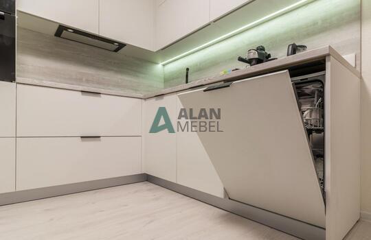 Угловая светлая кухня с фасадами из древесно стружечной плиты EGGER с доставкой в Минске 